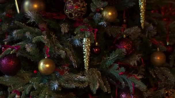 Eleganter Weihnachtsbaum, jede Menge Spielzeug und blinkende Girlanden, Schwenken von unten nach oben. — Stockvideo