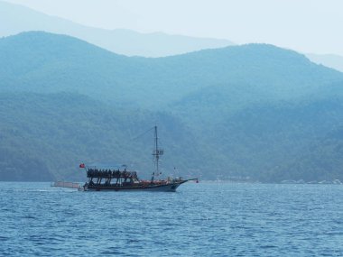 Güzel manzara, yat güzel bir körfeze demir atmış..