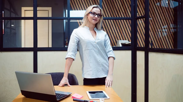 Una joven mujer de negocios en su oficina. Trabajo en la oficina — Foto de Stock