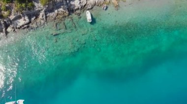 Kıyıya demirli yelkenli yat, çok güzel bir deniz uçağı videosu..