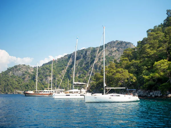 Prachtig landschap, het jacht is verankerd in een prachtige baai. — Stockfoto