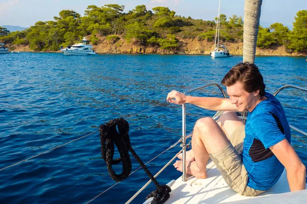 Descanse no mar, passeio de barco em um iate. Um jovem de t-shirt azul — Fotografia de Stock