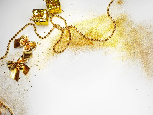 Posa piatta festiva di anno nuovo. Decorazione in oro su sfondo bianco. Perline di fiocchi di vacanza scintillanti e scatole regalo — Foto Stock