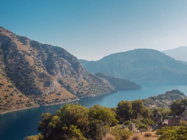 Deniz ve dağlar, Türk kıyılarının güzel manzarası.