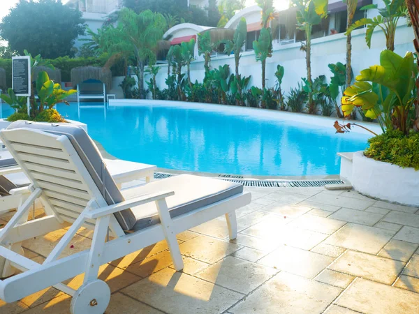 Leżaki przy basenie, komfortowe luksusowe wakacje w kurorcie. — Zdjęcie stockowe