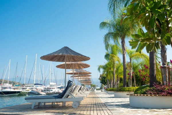 Yachtclub und Resort, Liegestühle zum Entspannen am Wasser — Stockfoto