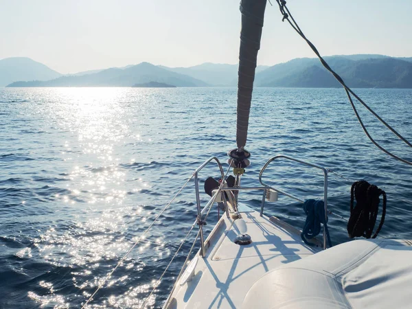 Passeio de barco em um iate, um fragmento do convés e as montanhas no horizonte — Fotografia de Stock