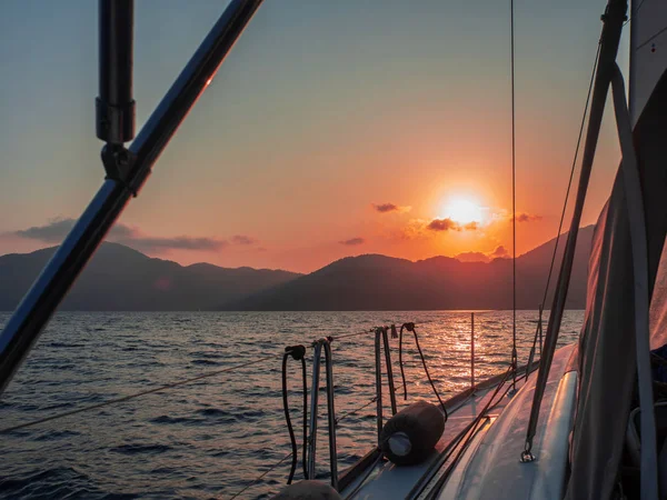 Conheça o pôr do sol na Baía a bordo do iate, uma noite romântica no mar. Passeio de barco em um iate à vela . — Fotografia de Stock
