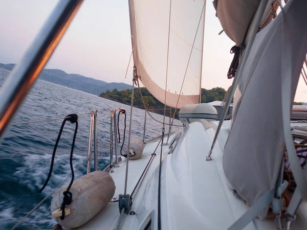 Tailwind, o conceito de seguir em frente em todas as velas. Passeio de barco em um iate à vela , — Fotografia de Stock