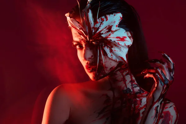 Giglio di sangue, spaventosa e sexy immagine di Halloween. Bella giovane donna — Foto Stock