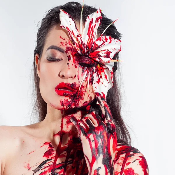 Véres Liliom, ijesztő és szexi Halloween kinézet. Gyönyörű fiatal barna lány fehér háttér — Stock Fotó