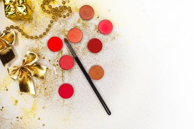 Yeni yıl partisini, makyaj setini telafi etmek için. Şenlikli yeni yıl dairesi.