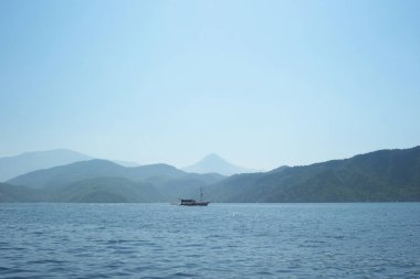 Güzel manzara, yat güzel bir körfeze demir atmış..