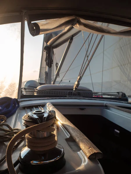 Passeio de barco em um iate à vela, um fragmento do convés e as montanhas no horizonte, a vista do convés . — Fotografia de Stock