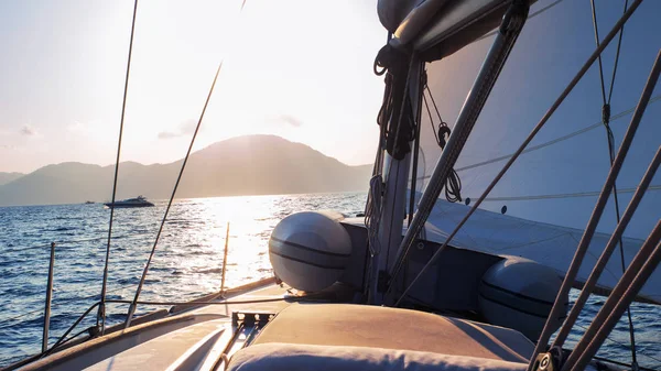 Passeio de barco em um iate à vela, um fragmento do convés e as montanhas no horizonte, a vista do convés . — Fotografia de Stock