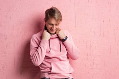 Pembe kapüşonlu arkadaş canlısı sarışın çocuk, fotokopi uzayı..