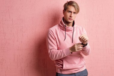 Pembe kapüşonlu arkadaş canlısı sarışın çocuk, fotokopi uzayı..