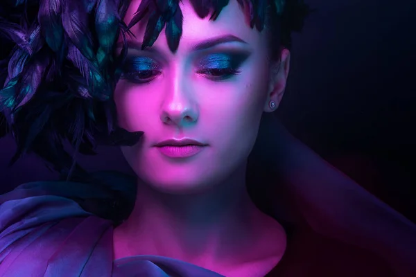 Luxe mystiek portret, femme fatale in neon licht. Portret van een mooi jong meisje — Stockfoto