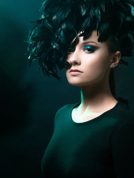 Luxe mystiek portret, femme fatale in het groen. Portret van een mooi jong meisje — Stockfoto