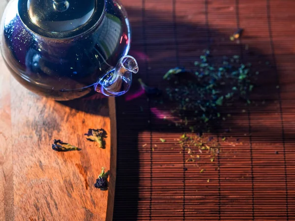 Niebieska tajska herbata w szklanym czajniku. Świeżo parzona herbata — Zdjęcie stockowe