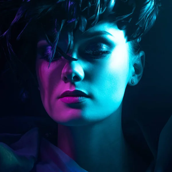 Luxe mystiek portret, femme fatale in neon licht. Portret van een mooi jong meisje — Stockfoto