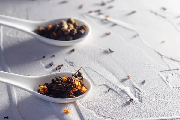 Naturaleza muerta con diferentes variedades de té, hoja de té seca. fabricación de sabrosa y saludable bebida caliente . — Foto de Stock