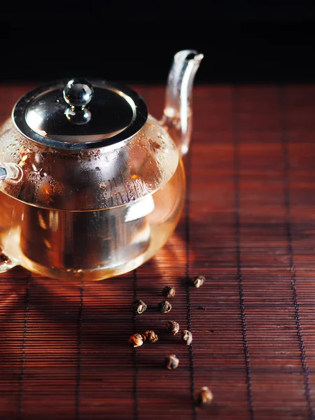 Чорний чай у скляному чайнику. Свіжозварений чай — стокове фото