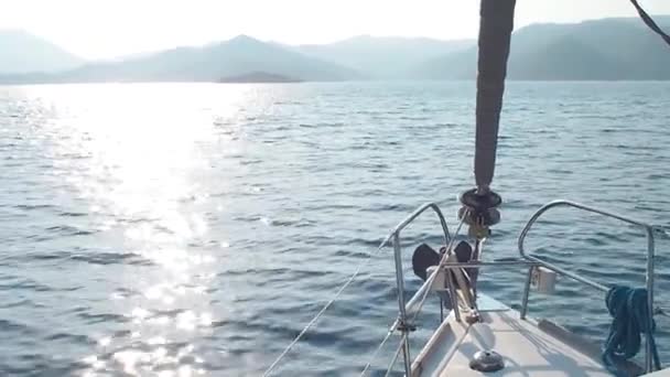 Viaje en barco en un yate, un fragmento de la cubierta y las montañas en el horizonte — Vídeos de Stock