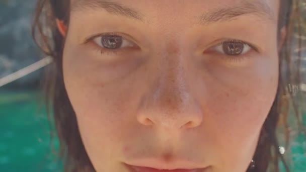 Feliz joven descansando en el mar, retrato en la cubierta de un yate . — Vídeos de Stock