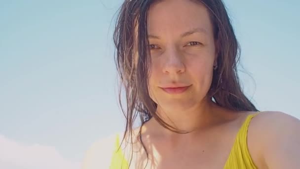 Joyeux jeune femme reposant sur la mer, portrait sur le pont d'un yacht . — Video