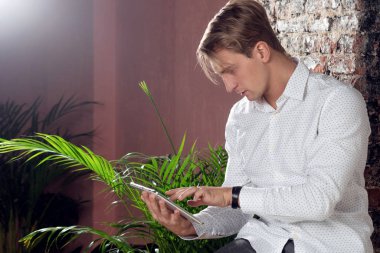 Klasik beyaz gömlekli, pozitif ve kendinden emin bir gencin portresi..