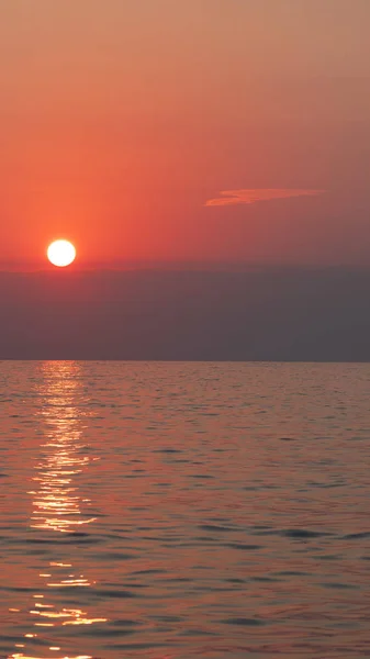 Rosa solnedgång i havet, mild romantisk naturlig bakgrund. — Stockfoto