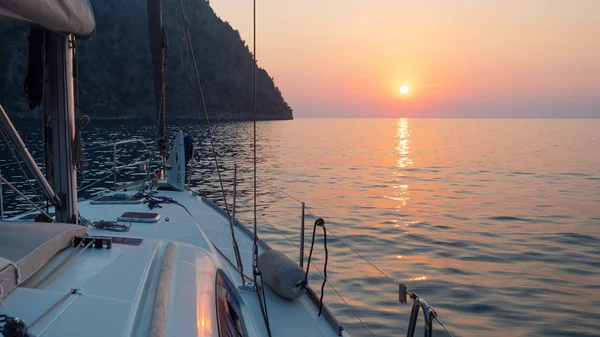 Meet the sunset in the Bay on Board the yacht, a romantic evening at sea. Boat trip on a yacht under sail. — Stock Photo, Image