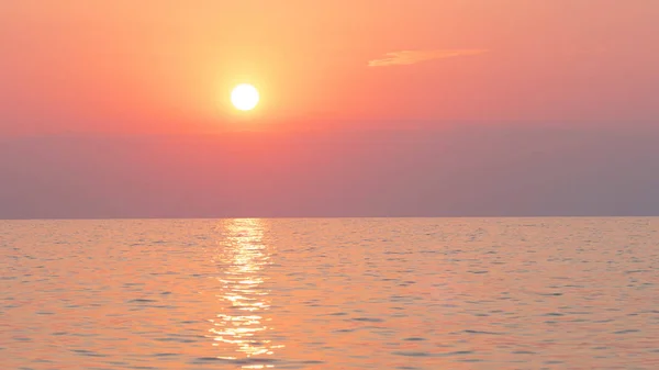 Rosa solnedgång i havet, mild romantisk naturlig bakgrund. — Stockfoto