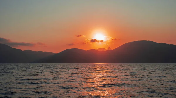 Ροζ ηλιοβασίλεμα στη θάλασσα, απαλό ρομαντικό φυσικό υπόβαθρο. — Φωτογραφία Αρχείου