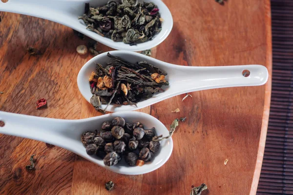 Natureza morta com diferentes variedades de chá, folha de chá seca. tomada de bebida quente saborosa e saudável . — Fotografia de Stock