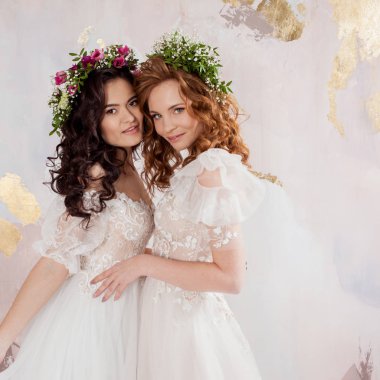 Başlarına güzel bahar çelenkiki büyüleyici gelinler. Gelinlik güzel genç kadınlar