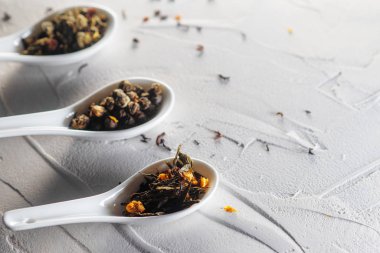 Farklı çay çeşitleri ve kuru çay yapraklarıyla dolu bir hayat. Lezzetli, sıcak bir içecekten..