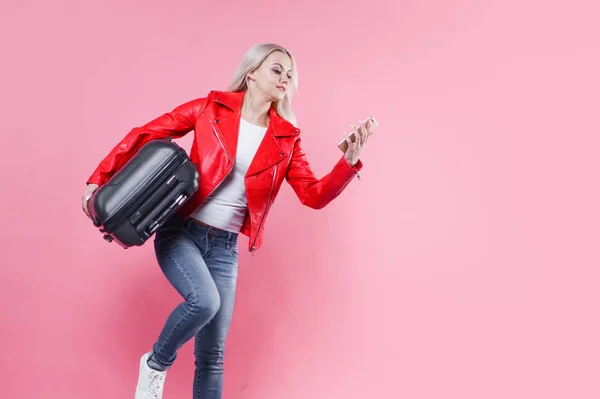 Jovem alegre turista apressa-se para o aeroporto com sua bagagem . — Fotografia de Stock