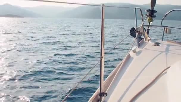 Passeio de barco em um iate à vela, um fragmento do convés e as montanhas no horizonte — Vídeo de Stock