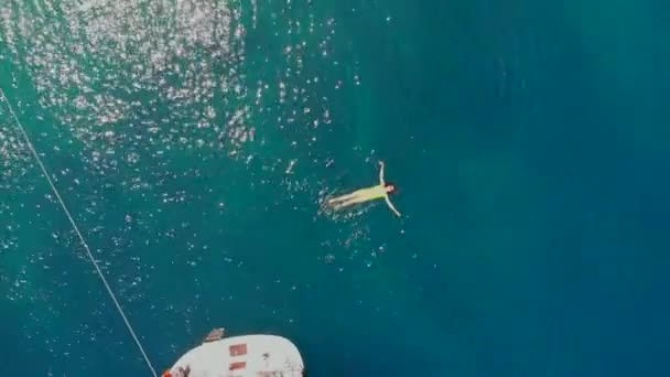 セーリングレガッタ、ボート旅行、トップビュー。青い海の白いヨット — ストック動画