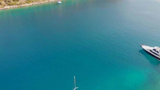 Yate de vela amarrado a la orilla, un encantador paisaje marino drone video . — Vídeos de Stock