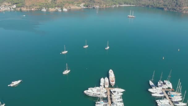 Marina i molo z jachtami, nadmorskie miasteczko na plaży, hotel i baseny. — Wideo stockowe