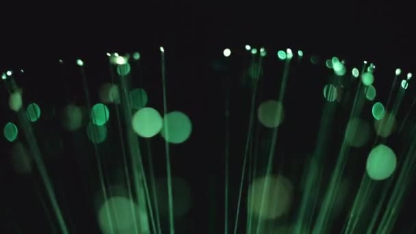 Yeşil ışıltılı soyut arkaplan, dijital fiber optik bağlantı kavramı. — Stok video