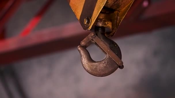 Rusty old construction hook in the shop — Stock Video