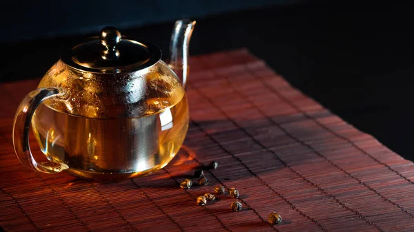 Schwarzer Tee in einer Glasteekanne. frisch gebrühter Tee — Stockfoto