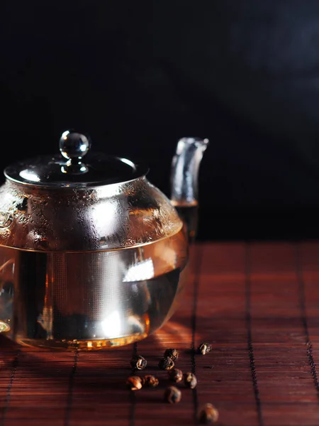 Schwarzer Tee in einer Glasteekanne. frisch gebrühter Tee — Stockfoto