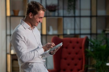 Çalışma ve iletişim için uygulamaların ve modern teknolojilerin kullanımı.