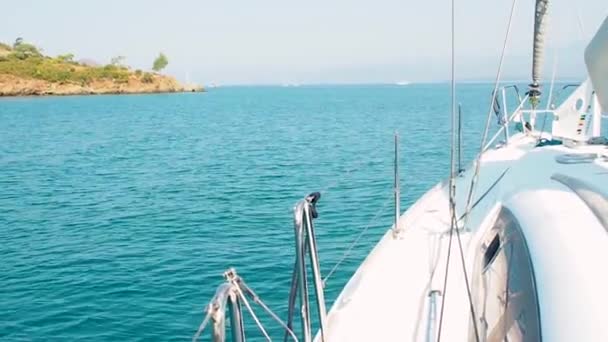 Perahu perjalanan di kapal pesiar, fragmen dek dan pegunungan di cakrawala — Stok Video