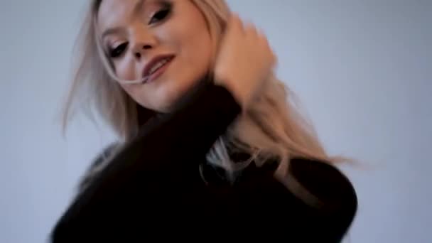 Charmig blondin med slarviga lockar, närbild — Stockvideo